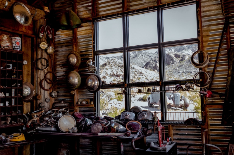 cordonnerie-THEOULE SUR MER-min_shop_window_part_junk_abandoned-138873